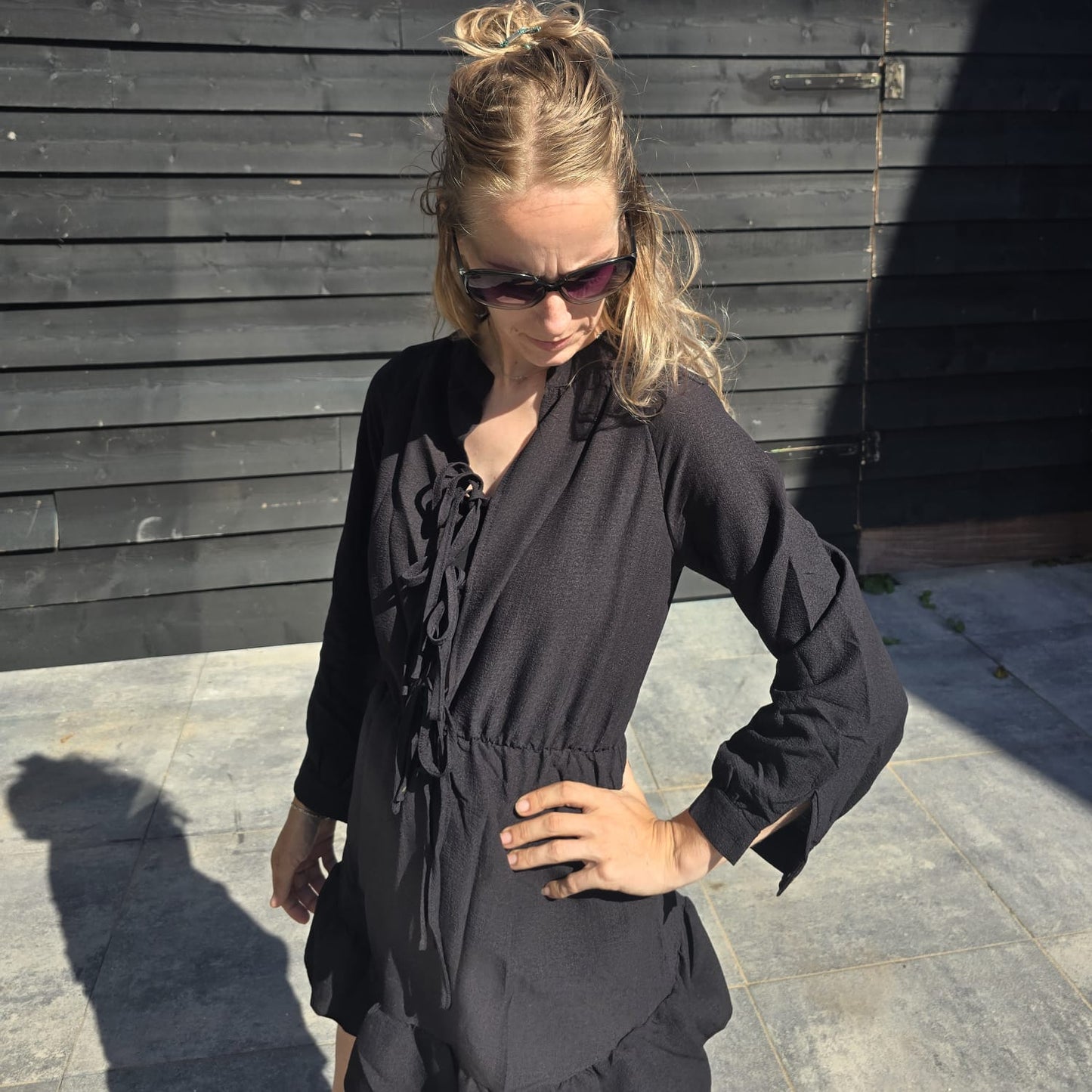 Zwarte zomerjurk met striksluiting en franjes