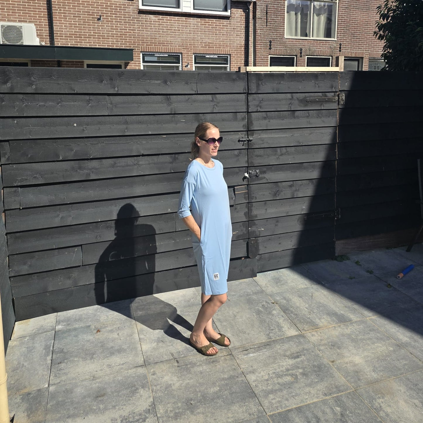 Blauwe zomerjurk met korte mouw en zakken