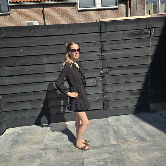 Zwarte zomerjurk met striksluiting en franjes