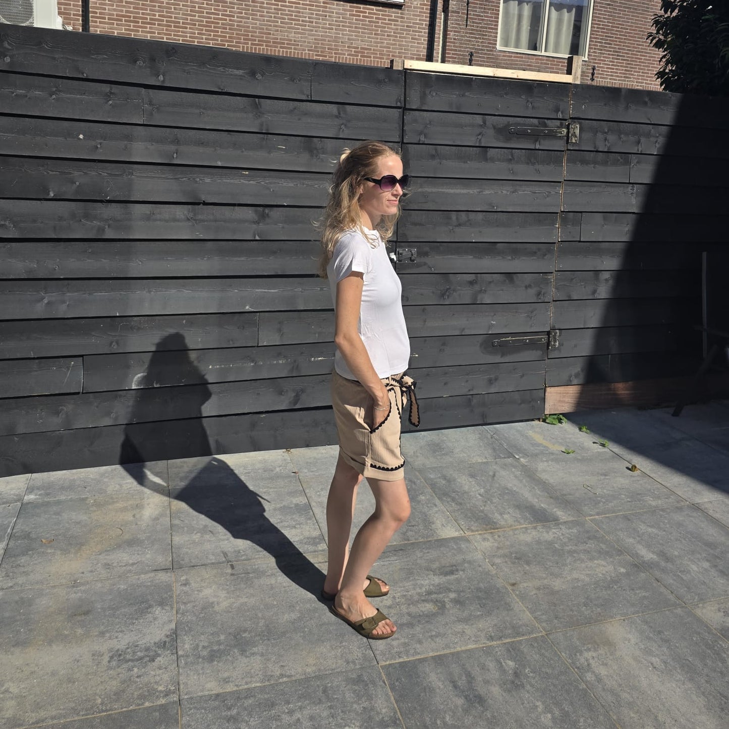 Beige short met strikceintuur & zwarte details