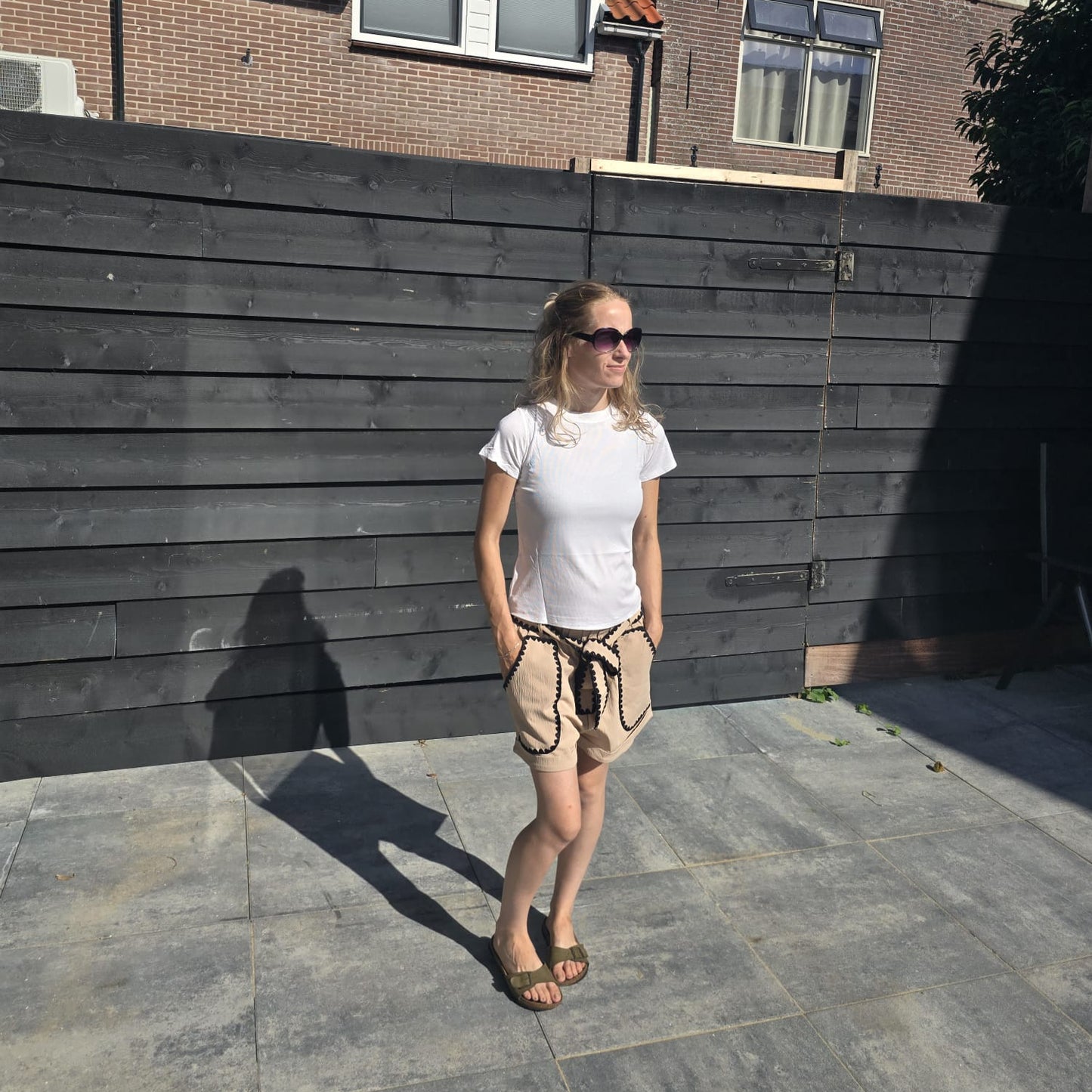 Beige short met strikceintuur & zwarte details