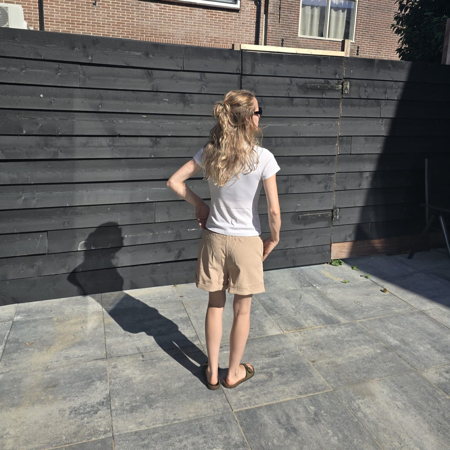 Beige short met strikceintuur & zwarte details