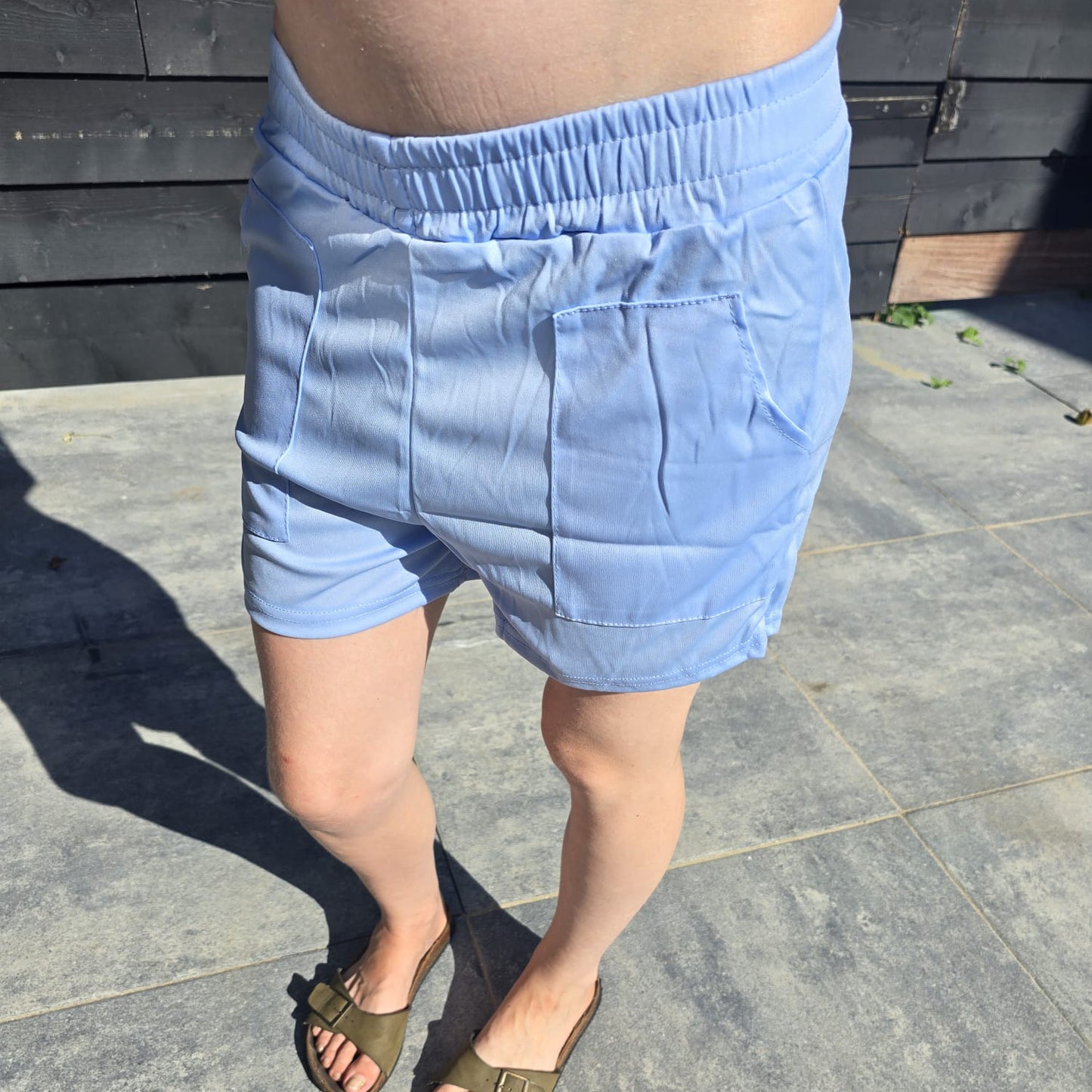 Lichtblauwe short met elastische taille & zakken
