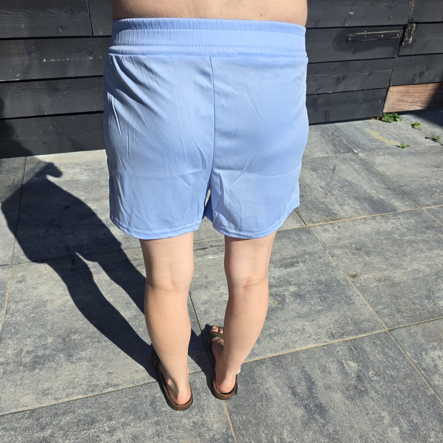 Lichtblauwe short met elastische taille & zakken