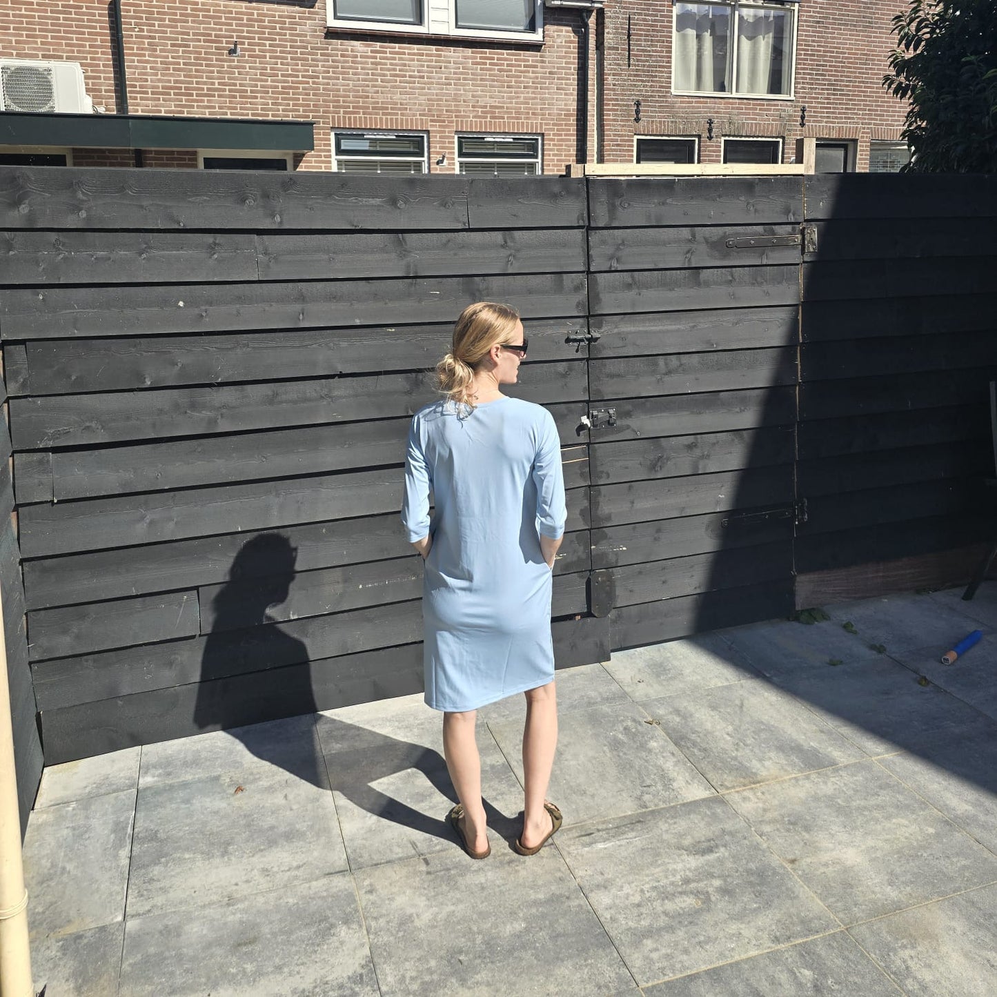 Blauwe zomerjurk met korte mouw en zakken