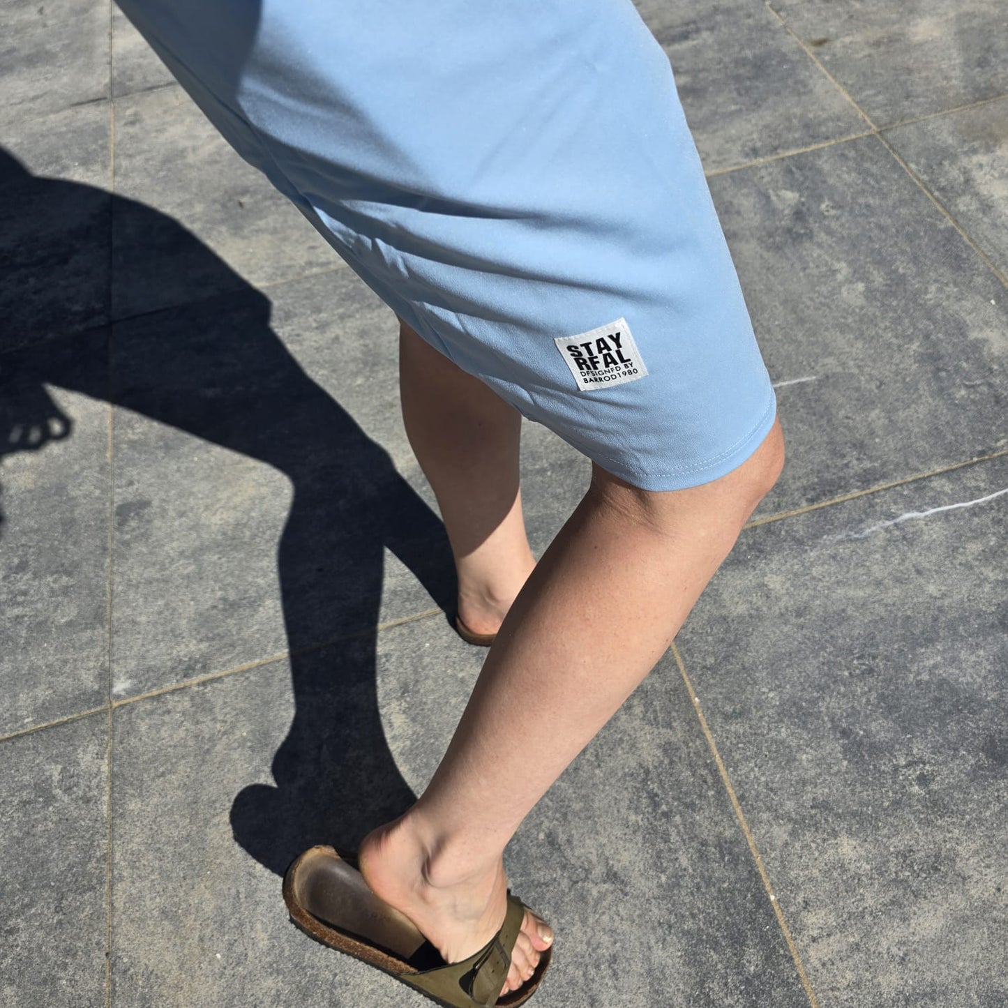 Blauwe zomerjurk met korte mouw en zakken