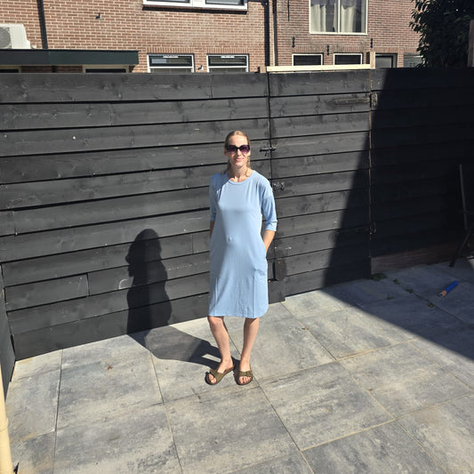 Blauwe zomerjurk met korte mouw en zakken