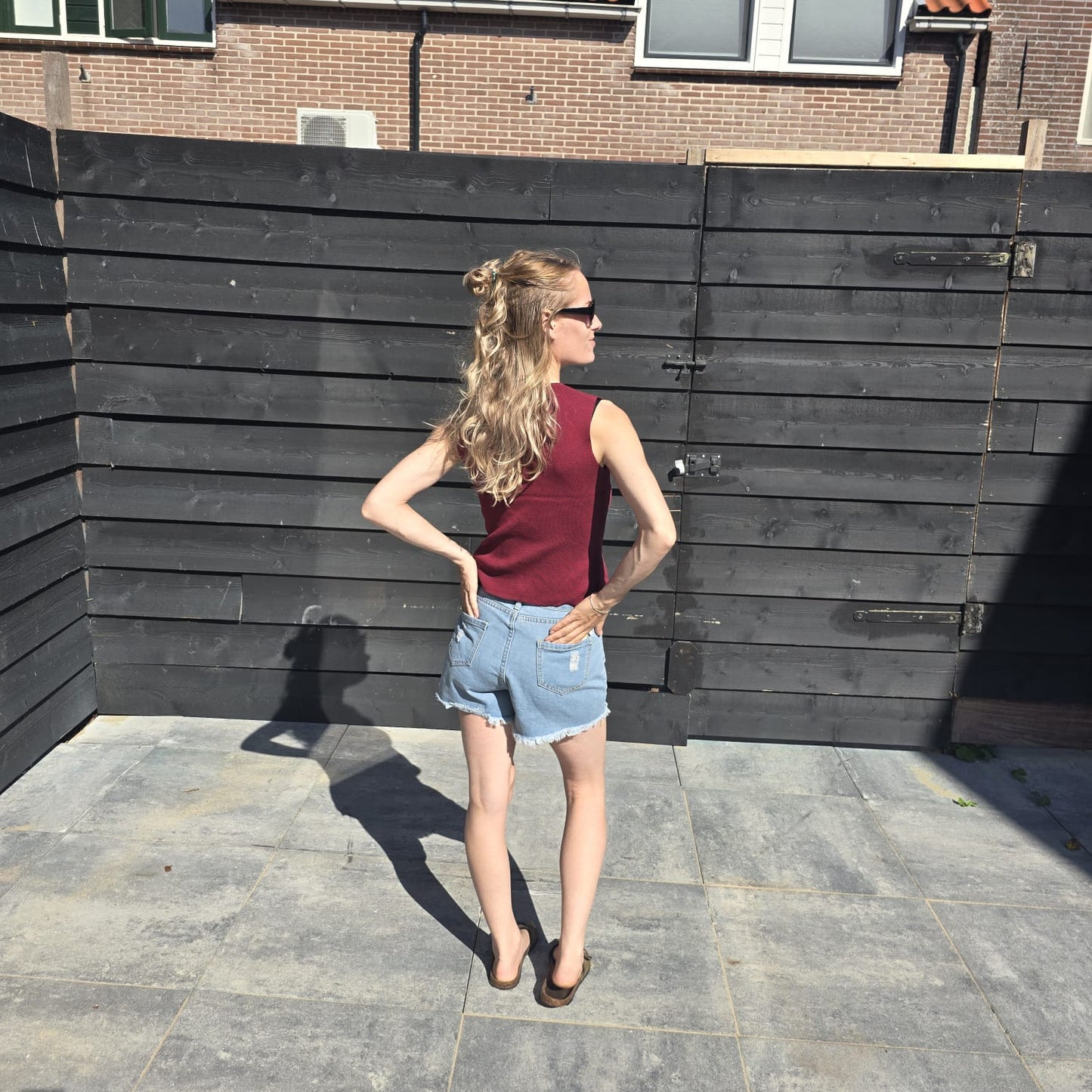 Rode top met knoopsluiting, stijlvol en uniek