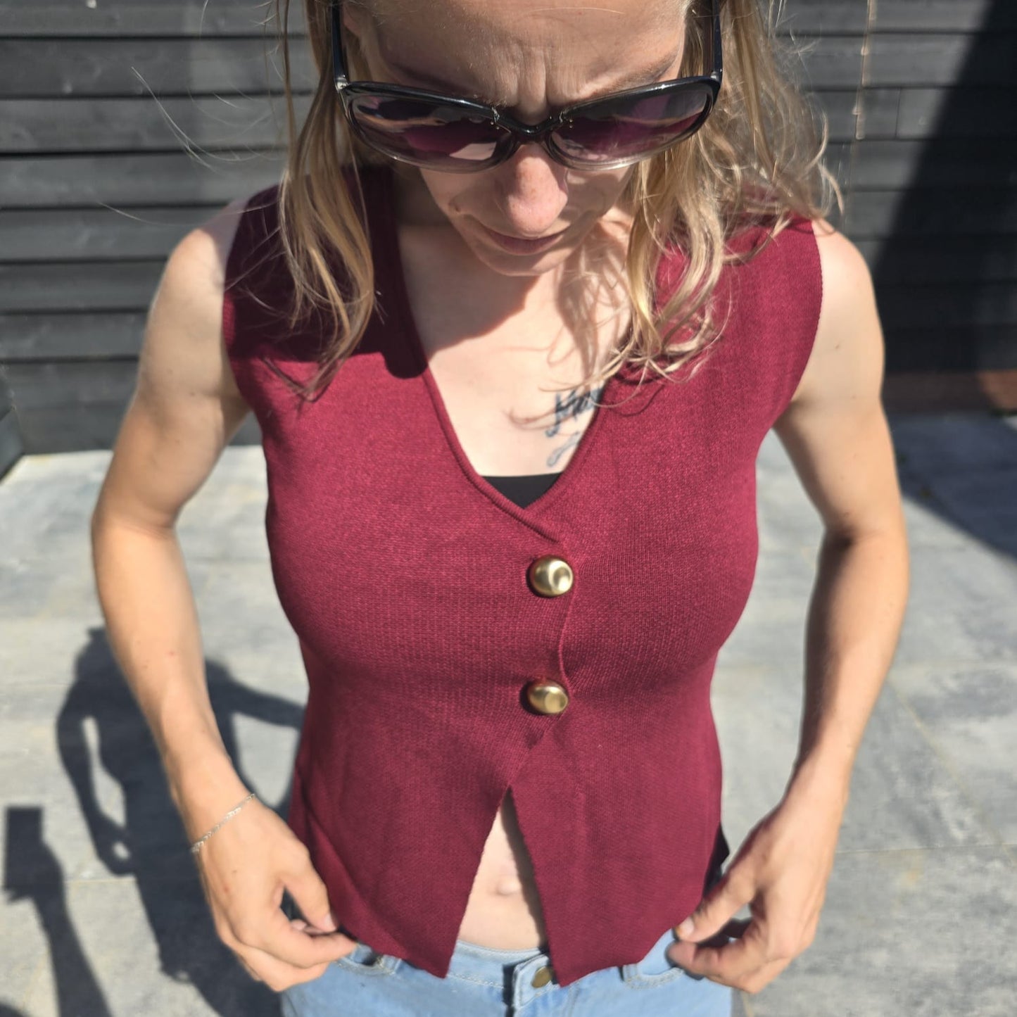 Rode top met knoopsluiting, stijlvol en uniek