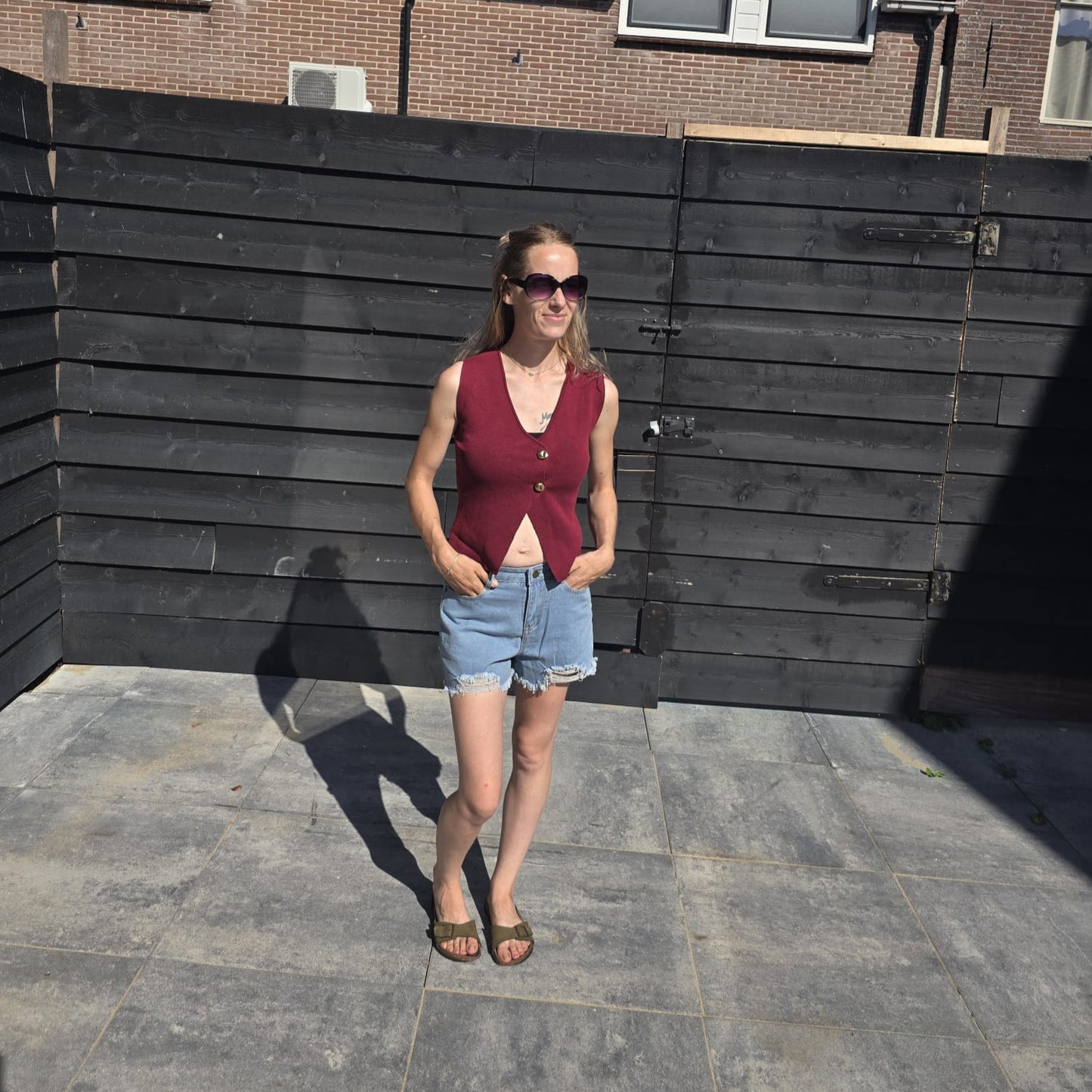 Rode top met knoopsluiting, stijlvol en uniek