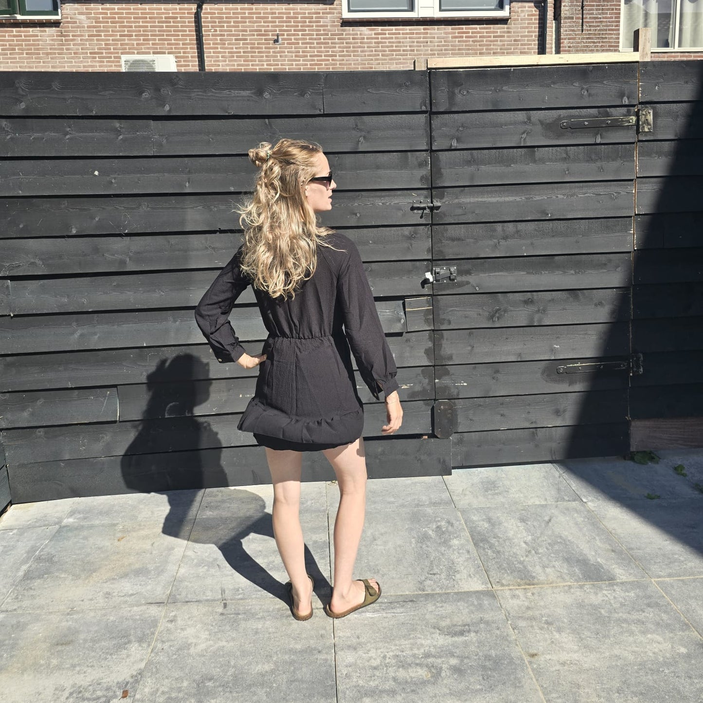 Zwarte zomerjurk met striksluiting en franjes