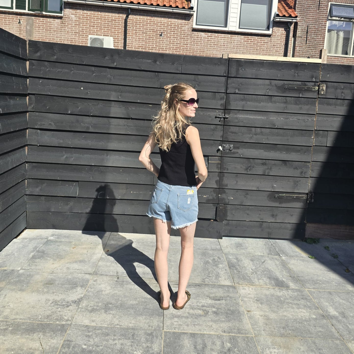 Zwarte top met knoopsluiting, stijlvol en veelzijdig