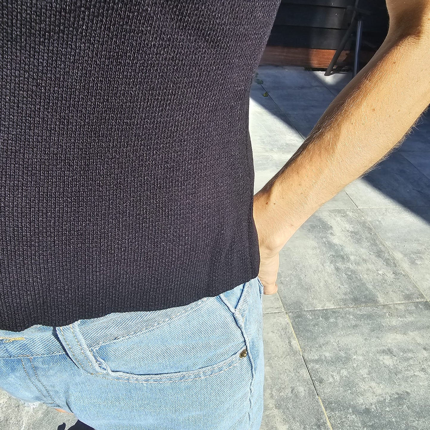 Zwarte top met knoopsluiting, stijlvol en veelzijdig