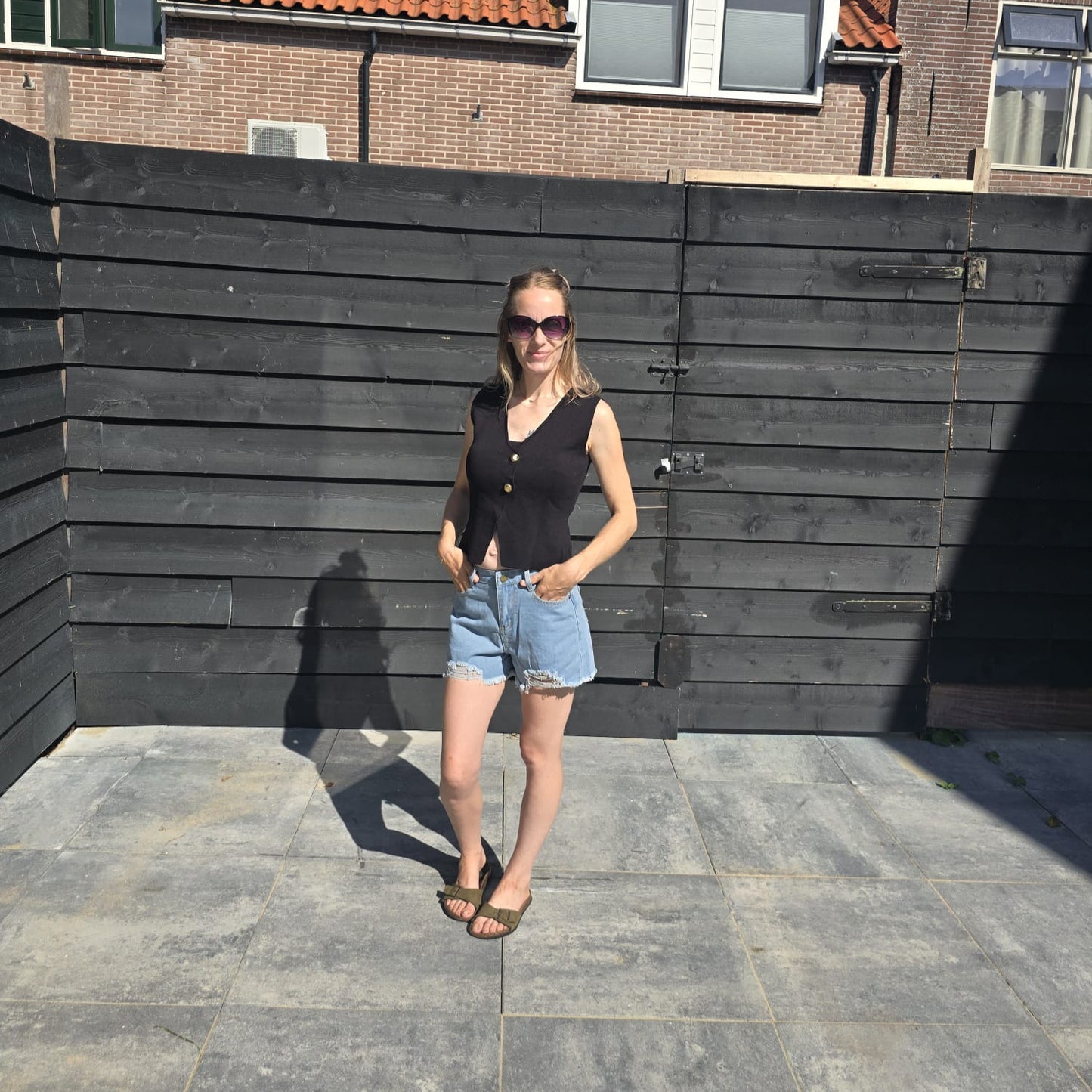 Zwarte top met knoopsluiting, stijlvol en veelzijdig